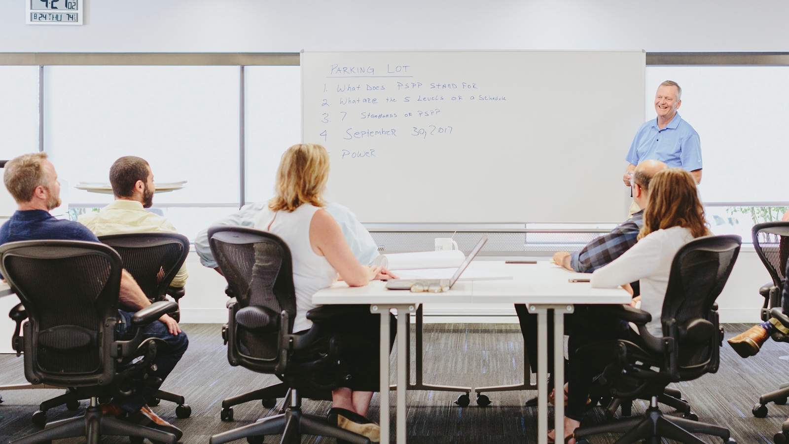 Medewerkers van DPR Construction zitten in Aeron-bureaustoelen in hun nieuwe Forum, dat dienst doet als trainingsruimte voor nieuwe site managers.