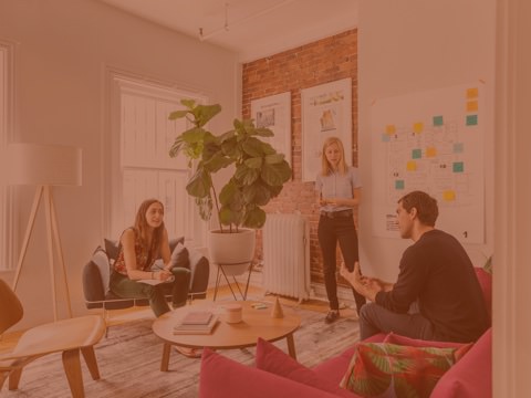 社員のニーズと日常業務に関する研究に基づいてデザインされたオフィスで、3人の社員が話し合いをしています。 社員のニーズと日常業務に関する研究に基づいてデザインされたオフィスで、3人の社員が話し合いをしています。