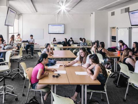 Groupes d’étudiants travaillant dans un bâtiment universitaire assis sur des sièges Caper. Groupes d’étudiants travaillant dans un bâtiment universitaire assis sur des sièges Caper.
