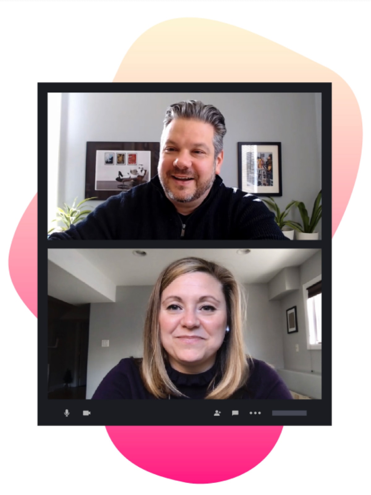 imagen de una pantalla dividida que muestra a un hombre y una mujer en una videoconferencia. Una forma orgánica en rosa sentada detrás de la imagen.