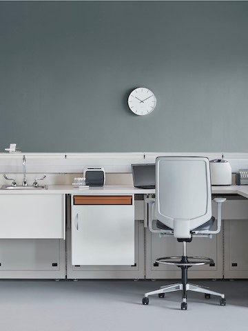 A medical laboratory setting containing Co/Struc System with under-surface storage and a gray Verus Stool.