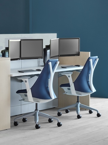 A care team environment with an Ethospace Nurses Station, two Sayl office chairs, and Ollin monitor arms with dual monitors. A care team environment with an Ethospace Nurses Station, two Sayl office chairs, and Ollin monitor arms with dual monitors.