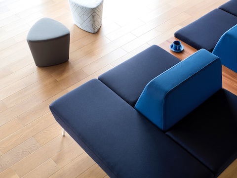 俯视图：背靠背摆放着几张配有蓝色软垫和延伸长凳的Sabha协作型座椅。