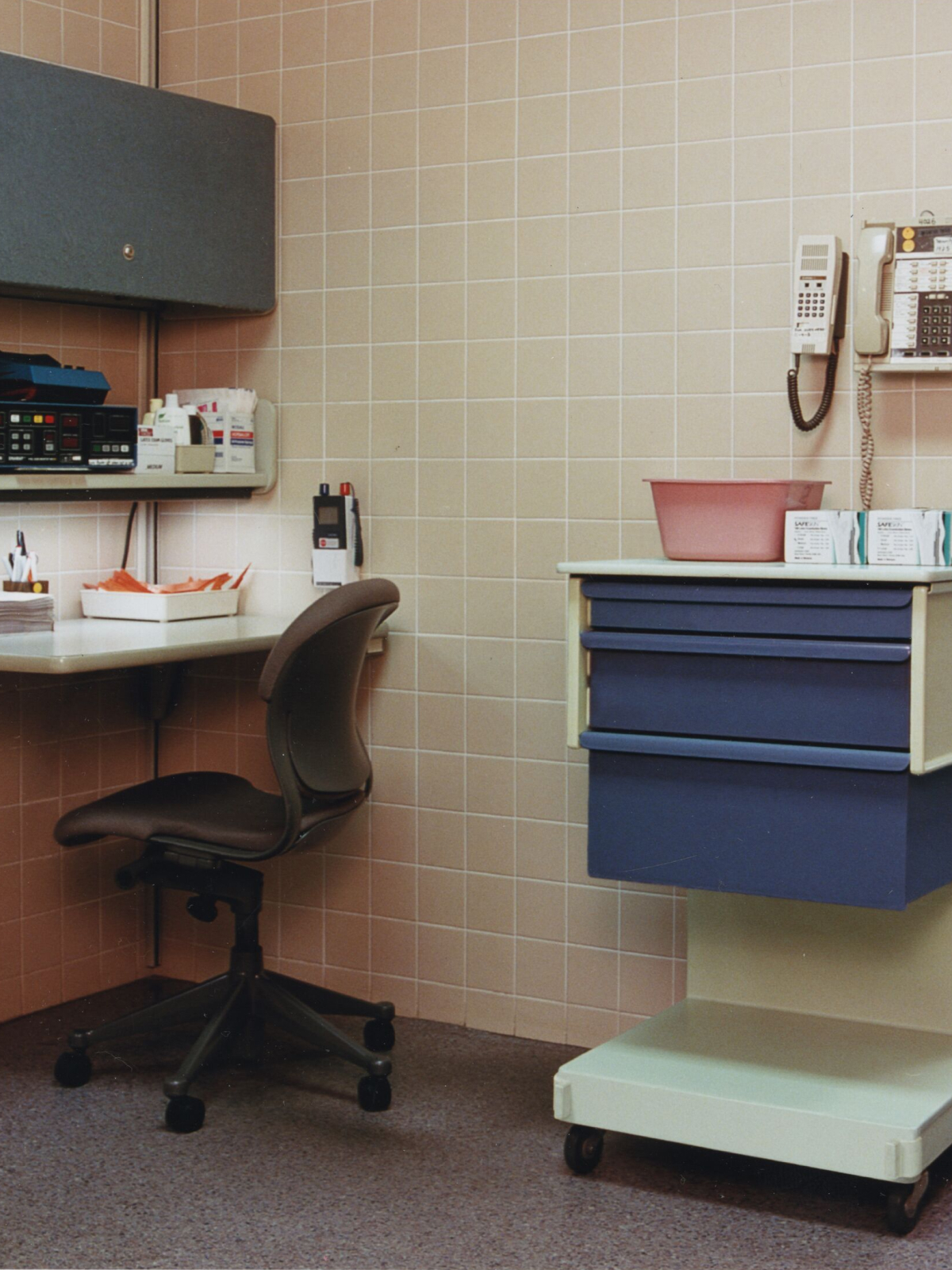 Hospital work area for clinician with Action Office surface and storage with an Equa chair with a Co/Struc L-Cart and C-Frame.