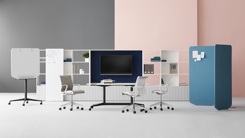 Un área de colaboración que incluye una tabla Locale y Setu Chairs, junto con un caballete móvil, una pantalla seleccionable y otros elementos de pantalla Locale. Un área de colaboración que incluye una tabla Locale y Setu Chairs, junto con un caballete móvil, una pantalla seleccionable y otros elementos de pantalla Locale.