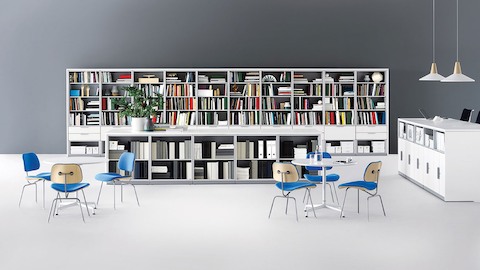 Las unidades de almacenamiento bidireccionales dividen el espacio, proporcionan una superficie de trabajo y acomodan una biblioteca corporativa. Las unidades de almacenamiento bidireccionales dividen el espacio, proporcionan una superficie de trabajo y acomodan una biblioteca corporativa.