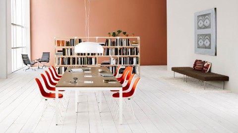 Este Jump Space admite el trabajo por períodos cortos de tiempo. Cuenta con una mesa Layout Studio y sillas Eames Shell tapizadas en rojo.
