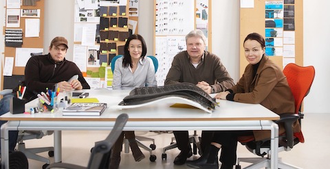 Los cuatro directores de la firma de diseño industrial Studio 7.5 en Berlín se sientan en Mirra 2 Chairs.