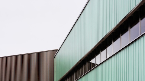 Vista exterior parcial de la instalación PortalMill de Herman Miller en el Reino Unido. Seleccione para ir a un artículo sobre Herman Miller y el arquitecto Sir Nicholas Grimshaw.
