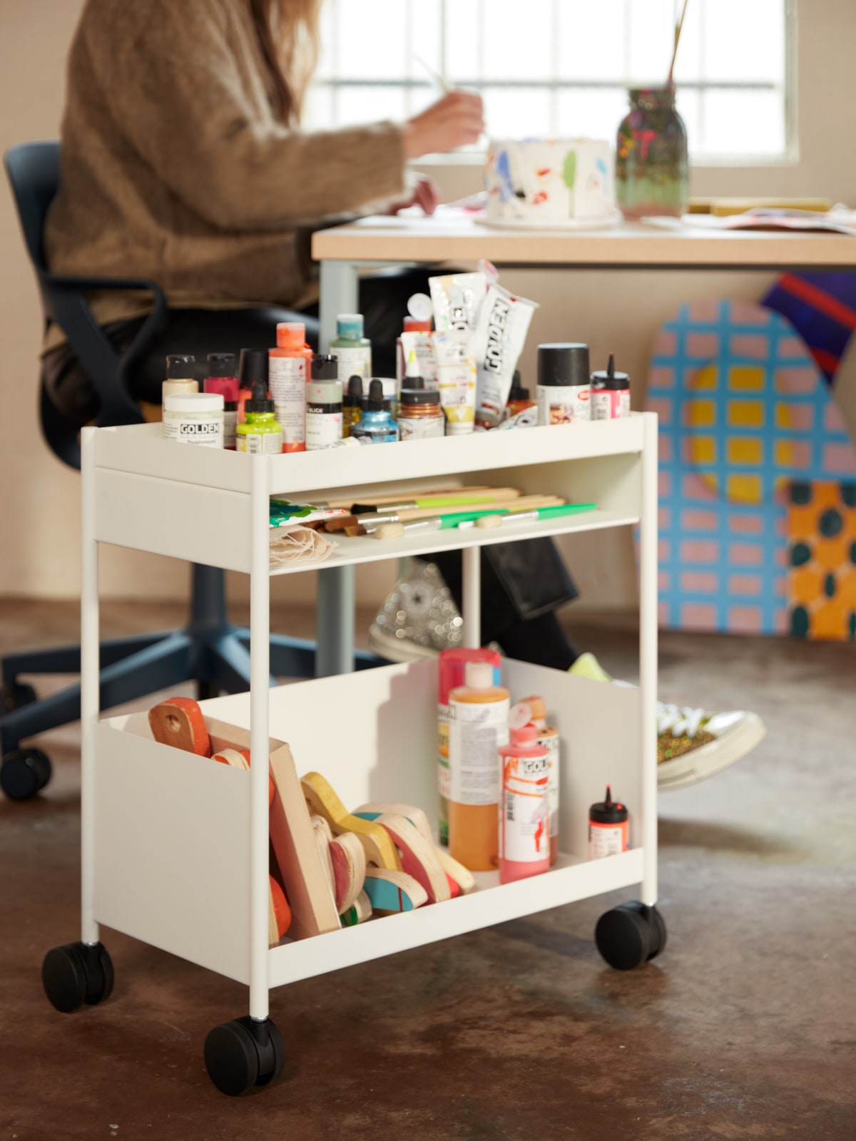 Carrello OE1 pieno di materiali artistici nello studio di Kindah Khalidy.