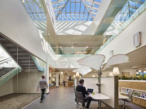 Living Office offers workers a variety of settings, allowing them to choose the one that works best for them. Living Office offers workers a variety of settings, allowing them to choose the one that works best for them.
