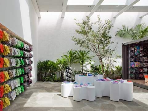 Weinfeld's award-winning store concept for the flip-flop brand Havaianas in São Paulo. Weinfeld's award-winning store concept for the flip-flop brand Havaianas in São Paulo.