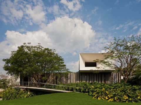 Located about 250 kilometers outside of São Paulo, Casa Piracicaba was designed for a private client to serve as a meeting point for several family members living in various cities around the state. Located about 250 kilometers outside of São Paulo, Casa Piracicaba was designed for a private client to serve as a meeting point for several family members living in various cities around the state.