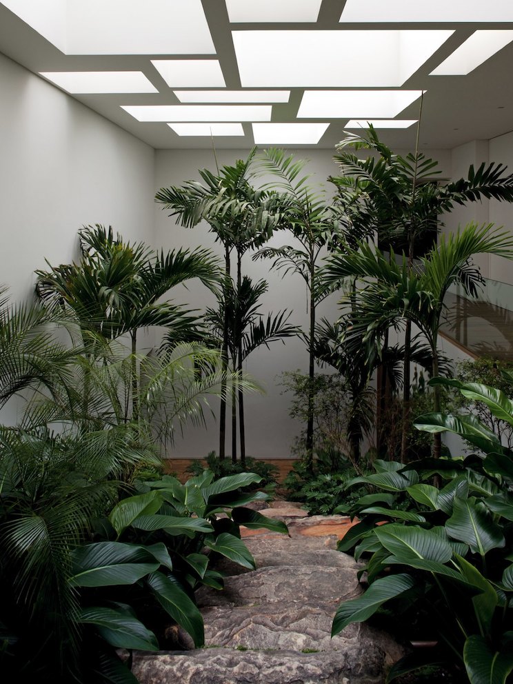 A private residence in a suburban part of São Paulo, Casa Greica is impressive as much for its architecture as it is for its garden and outdoor spaces. A private residence in a suburban part of São Paulo, Casa Greica is impressive as much for its architecture as it is for its garden and outdoor spaces.