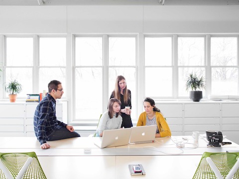 Long, centralized benches provide individual work points as well as ample space for co-creation. Long, centralized benches provide individual work points as well as ample space for co-creation.