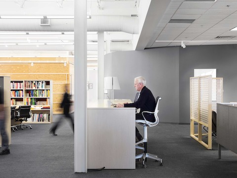 Not far from the Plaza, along a highly trafficked pathway, a bar-height counter provides the Customer Experience Team, and others‚ place to get work done between appointments.